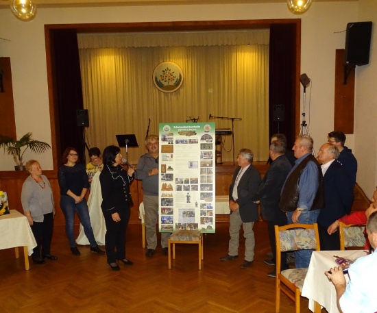 191102 Tafel mit Chronik u Schnitzer Foto Strangfeld