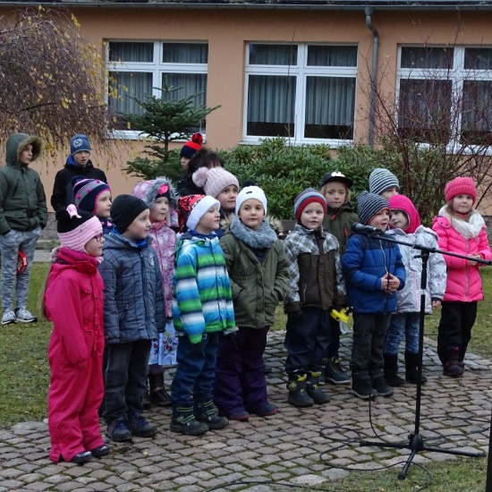 191130 Weihnachtsmarkt 2 Programm Kita-Kinder zur Eroeffnung Foto Strangfeld