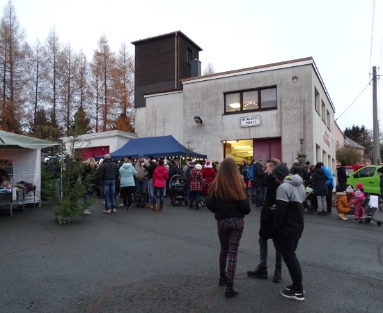 191130 Weihnachtsmarkt 3 Markttreiben an der Feuerwehr Foto Strangfeld