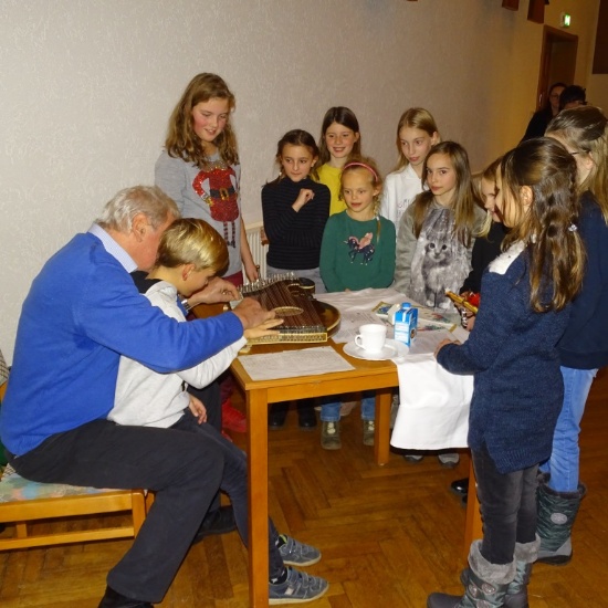 191207 Seniorenweihnachtsfeier 4 Zitherspiel Dieter Schultheiss Foto Strangfeld