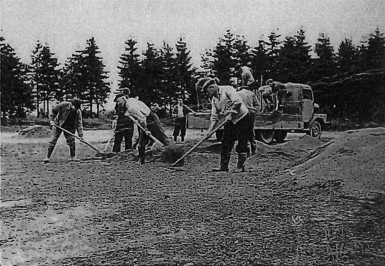 Sportplatzbau_1957